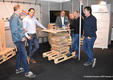 Het was een gezellige boel in de stand van LS Palletgroep.